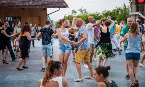 Tanzen im Schlosshof | Salsa mit Muévete und DJ Volcano
