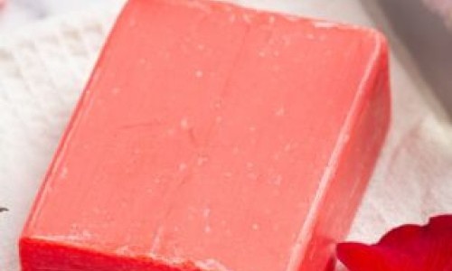 Atelier cosmétique pour enfant: fabrication d'un savon à la rose pour la Fête des mères