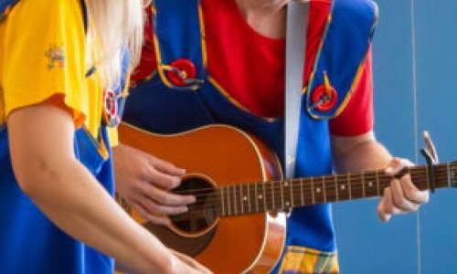 UN LOUP QUI BZZZ! ET DES MATELOT&middot;ES QUI CHANTENT