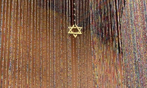 F&uuml;r jedes Kind eine Perle &ndash; Schoa-Gedenkvorhang