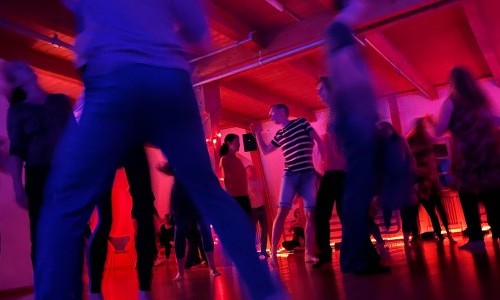 Barfussdisco Bern &ndash; &ldquo;Tanz dich frei&rdquo; zum Jahresausklang mit DJ Tom Li