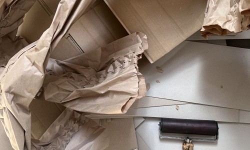 B&uuml;ndelbanden. Karton packt aus