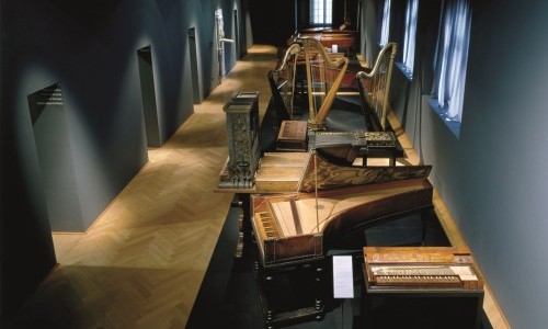 Führung: Von Violen, Fröschen und Tanzmeistergeigen