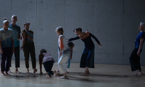 making a sullen roar (as de wind does)