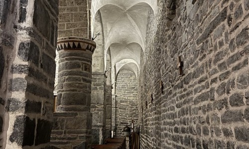 Dans les jardins de l'&eacute;glise - Eglise de Saint-Pierre-de-Clages