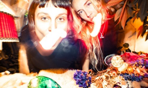 «Liebesgeschichten im Vakuum» Performance Naira Ramos und Laura Jana Luterbach