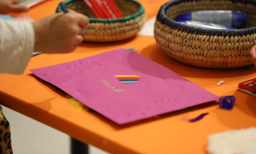 Bunte Spuren auf der Leinwand