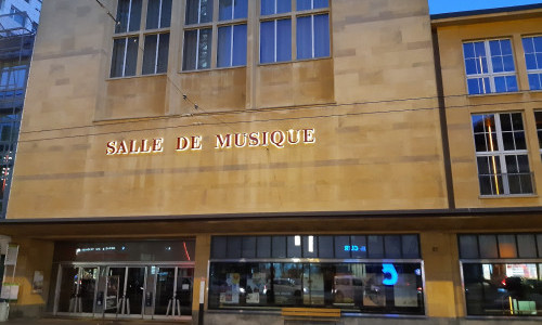 Salle de musique, Th&eacute;&acirc;tre populaire