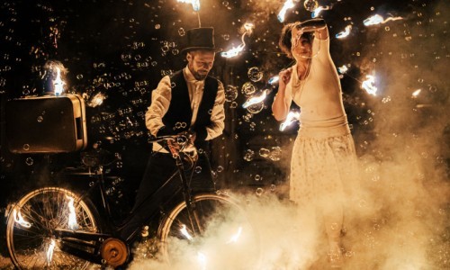 Glitzer Glanz und Feuertanz