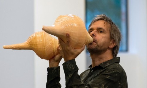 Alphorn und Meerschneckenhorn spielen