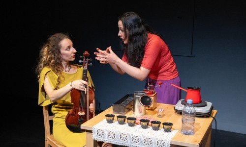 Fünf Uhr morgens / «П'ята ранку» / الخامسة فجرا