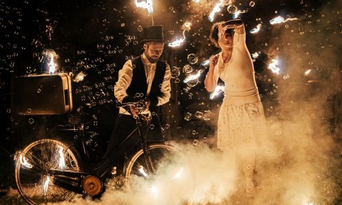 Glitzer Glanz und Feuertanz