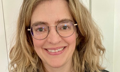 Ein Bild in ihrer Hand. Faltfächer als interaktive Kunstobjekte