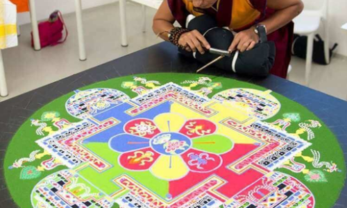 Interbuddhistischer Verein: Ein Sand-Mandala entsteht