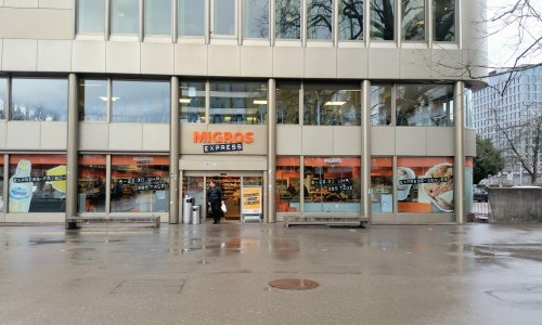 Bahnhof Altstetten, Zürich vor dem Migros