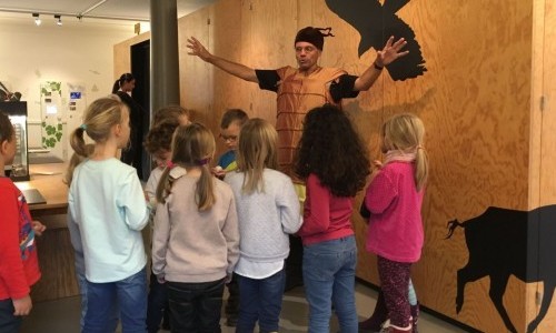 Theaterf&uuml;hrung: Tierische Signale. Leuchtk&auml;fer, Wildkatze und Waldkauz