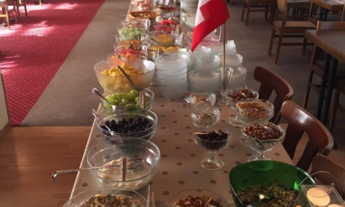 Grosses Frühstücksbuffet