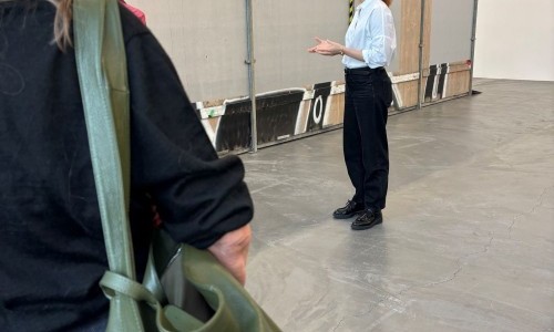 Rundgang durch die Ausstellungen mit Laura Vuille