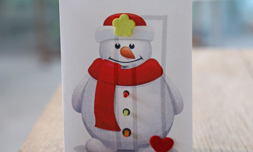Kinder basteln Weihnachtskarten mit LED-Zauber