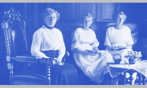 K&auml;fele mit der Kuratorin der Ausstellung