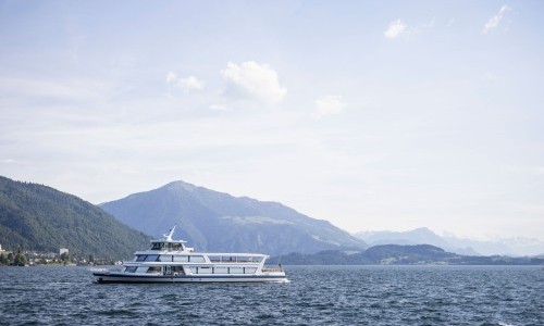 Kaffee und Kuchen auf dem Zugersee