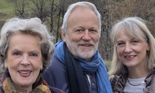 Musikalischer Blumenstrauss mit zwei S&auml;ngerinnen und Gitarren