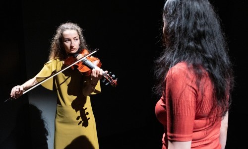 Fünf Uhr morgens / П'ята ранку / الخامسة فجرا