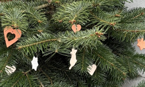 Baumschmuck aus Keramik während Adventsmarkt