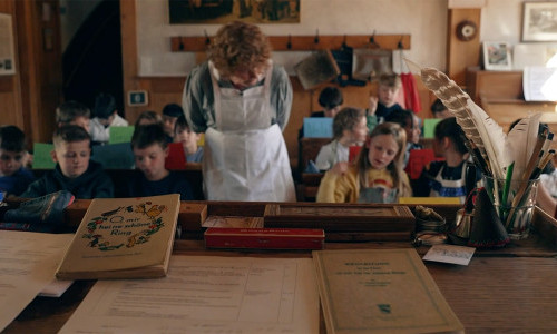 Historische Lektion: Wie anno dazumal die Schulbank dr&uuml;cken.