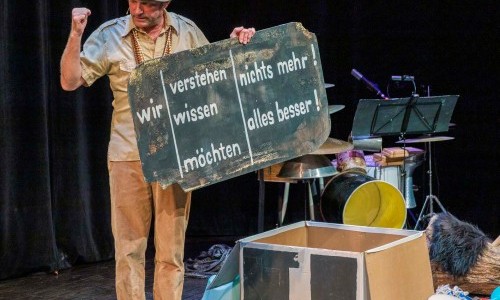 Andres Lutz Dr. L&uuml;di singt zur Maschine