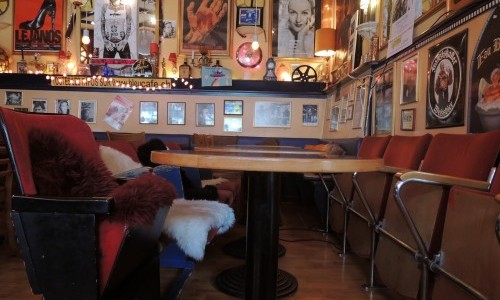 Le Salon du bleu caf&eacute;