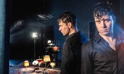 DIE WELT IM R&Uuml;CKEN