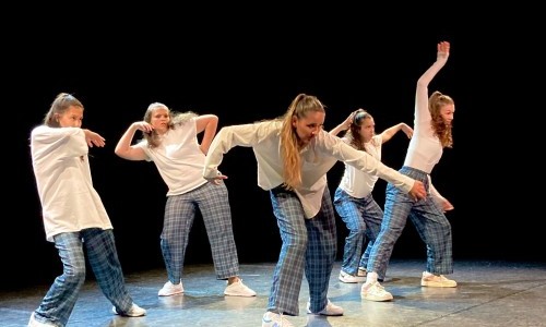 Das Tanzfest zu Gast im Theater am Gleis: Winterthur bewegt sorgf&auml;ltig