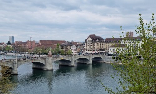 Im Fluss, bei der Mittleren Brücke