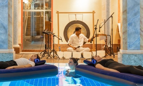 Waves of silence: &laquo;Floating&raquo; Klangbaden