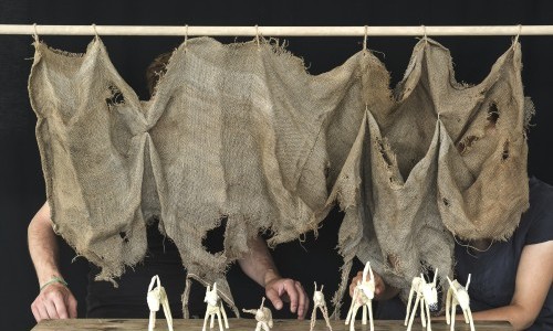 SIEBE GEISSE UND ZWEI WÖLF